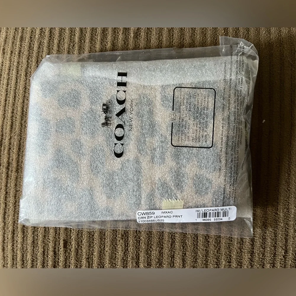 Coach Corner Zip Wristlet With Leopard Print nwt in packaging - Picture 4 of 5